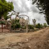 Per raggiungere Villa Fantasy � necessario attraversare un vialetto privato delimitato da una sbarra
